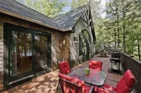Beautiful, spacious lake home w/mooring & swim raft. Walk to shops & restaurants