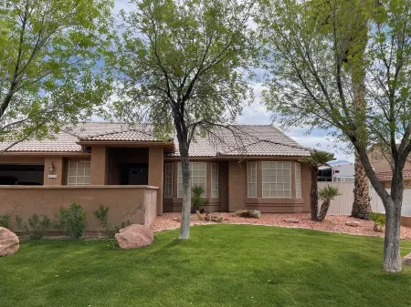 Beautiful house with pool and hot tub! Отели рядом с достопримечательностью «Splash Pad»