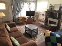 Main Street Cottage with park across the street. Walk to downtown area.