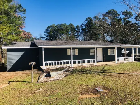 Newly Renovated Lake House with Large Dock-Fire pit-fish cleaning station Отели в г. Сабин Пэриш