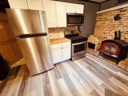 Charming 2-bedroom cottage in welcoming Houghton Lake with Hot Tub, AC, WiFi