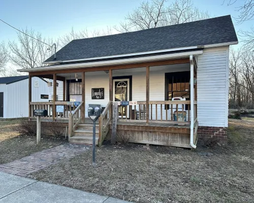 Charming 1-bedroom house in terrific Harrisburg with AC, WiFi Hotels in Harrisburg