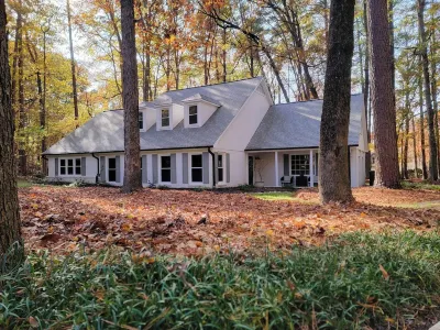 Spacious 5 Bedroom, Pure Inviting Luxury Getaway with Separated Family Spaces