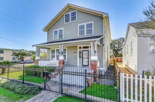 Modern Oasis Heated Pool, Spa 6 bedroom walk to beach, restaurants,