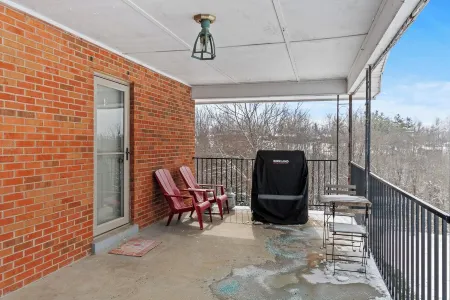 2 Miles to Ark! Relax & Unwind!