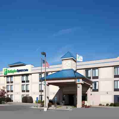 Holiday Inn Express & Suites Colby by IHG Hotel Exterior