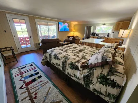 Awesome mountain view with private patio, Fantastic location right on Main St.