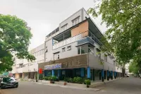 RedDoorz Near City Walk Lippo Cikarang Hotell i Cibatu