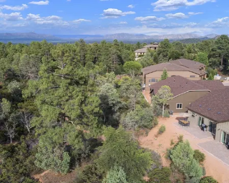 Watching Wildlife: Private Oasis for 4 w/ Patio, BBQ & Parking. Step Inside! โรงแรมในเพย์สัน