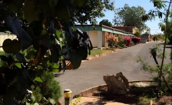 Inland Oasis Motel