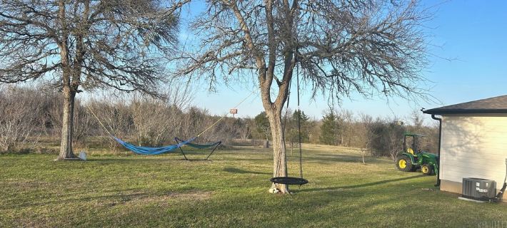 Relax & Recharge in Paige, TX - 15 Acres, Fishing, and Farm Animals Await Hoteles en Condado de Bastrop