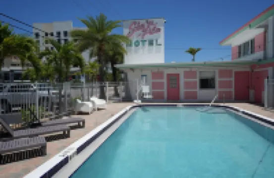 Pool - Free Parking - Apartment - 500 Feet from Beach