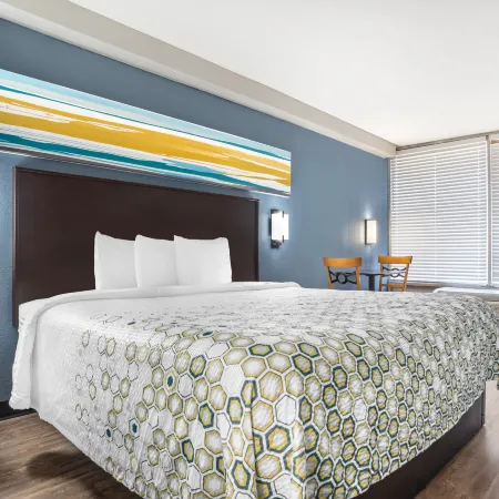 HomeTowne Studios by Red Roof Montgomery - Midtown