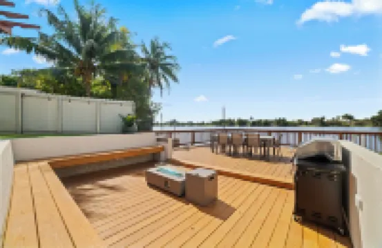 Lakefront Luxe Home/Heated Pool/Spa/Playroom & BBQ Hotels in Miami Gardens