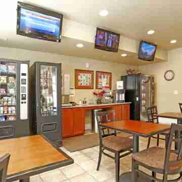 New Cozy & Stylish 1BR with Heated Pool, Relaxing Spa & Sauna Dining/Meeting Rooms