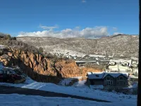 BEAUTIFUL VIEWS! Your Mountain Chic Oasis awaits - perfect location Hotel a Summit Park