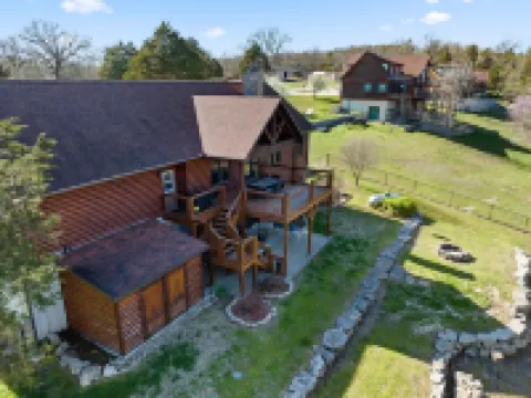 Upscale Lakefront Table Rock Cabin with nearby Launch