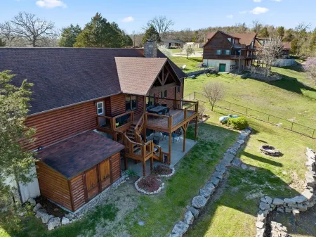 Upscale Lakefront Table Rock Cabin with nearby Launch