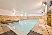 Ski hunter, Indoor pool & sauna .2 miles to slopes