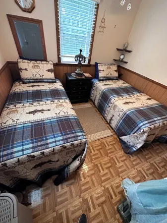 Small cozy cabin with grill & fire pit close to beaches, skiing, biking and URI.