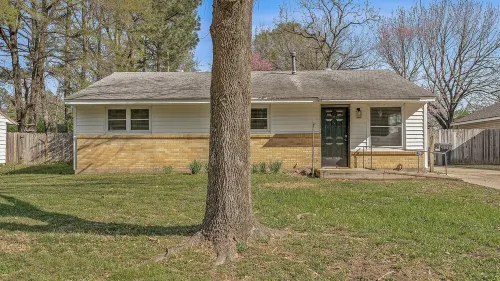 The Onyx & Oak Retreat – 3Br Home w/ Large Yard in Jonesboro 존즈버러 호텔