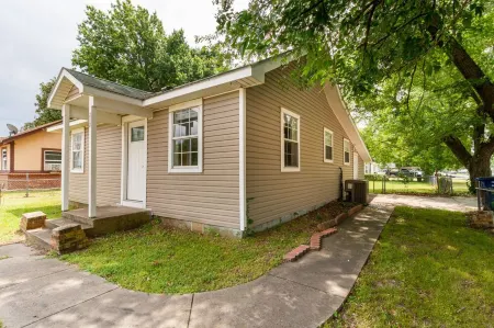 3 Bed 1 Bath Home Conveniently located in the heart of Pryor