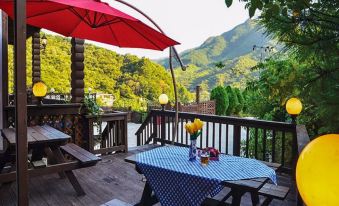 Gurye Solbachi Boineun Punggyeong Pension