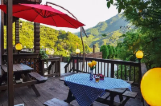 Gurye Solbachi Boineun Punggyeong Pension