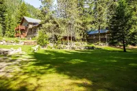 Snowgrass Lodge - Luxury timber lodge, riverfront, mountain views, hot tub