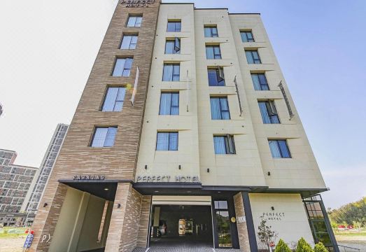 주차 시설 및 외관