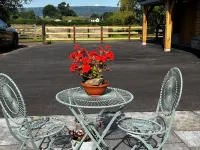 Studio-King Bed-Wye Valley Views Hotels in Llantrisant Fawr