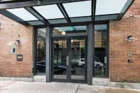 888 Baronne Hotels near Longue Vue House & Gardens