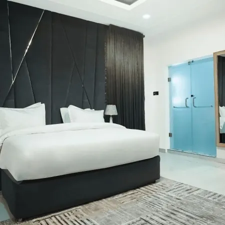 House 12 Studios & Suites