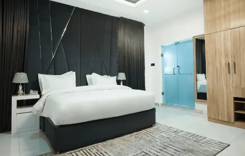 House 12 Studios & Suites - 3-Star