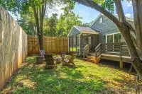 Luxe Cottage w/ hot tub + firepit + library near lake. Pet friendly!