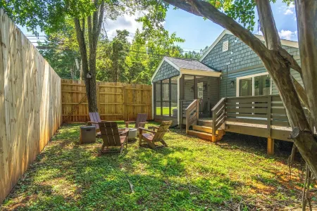 Luxe Cottage w/ hot tub + firepit + library near lake. Pet friendly!