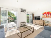 Abby’s Beach Villa Hotels in Broadwater