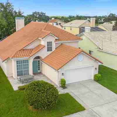 Spacious Home w Garden BBQ and Games at Golf Club Hotel Exterior