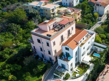 SorrentoVibes - Luxury Suite with Terrace Отели рядом со станцией S. Agnello