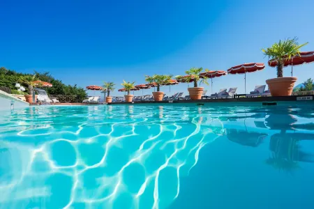 Les Trésoms Lake and Spa Resort Отели рядом с достопримечательностью «Notre-Dame de Liesse»