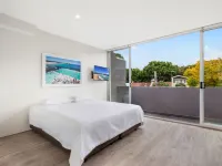 Bondi Beach Studio King Suite + Balcony Hotels in Bondi