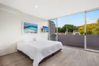 Bondi Beach Studio King Suite + Balcony Hotels near Max Mara