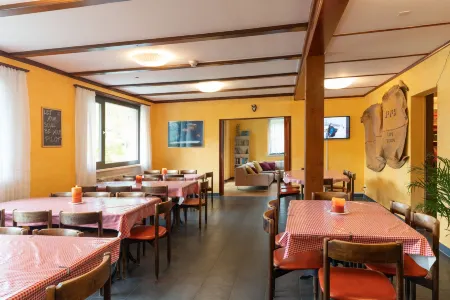 Lake Lodge Hostel Отели в г. Изельтвальд