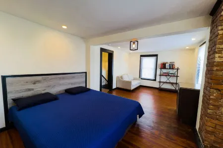 The Pub with Private Yard & Parking, Near the Falls & Casino by Niagara Hospitality