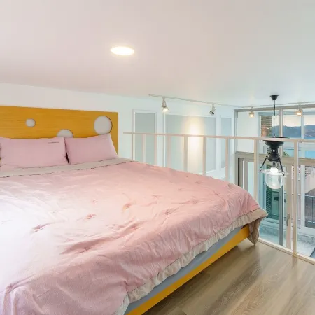 Yeosu Nangman Pension Отели рядом с достопримечательностью «Поле для гольфа The Ocean»