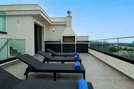 Phaedrus Living: Sea View Anna Residence 301