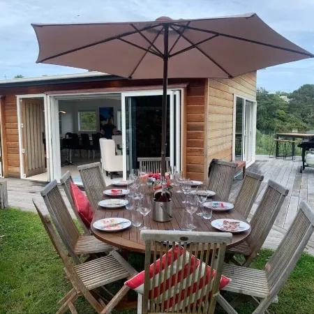 Kingfisher Views - Premium Family House in Oneroa Отели рядом с достопримечательностью «Автобус Explorer Island Waiheke»