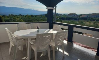 Apartment with a Pool, Mountainview, Near the Sea!