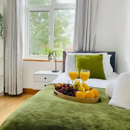 4-Bed House Sleeps 7 with Garden