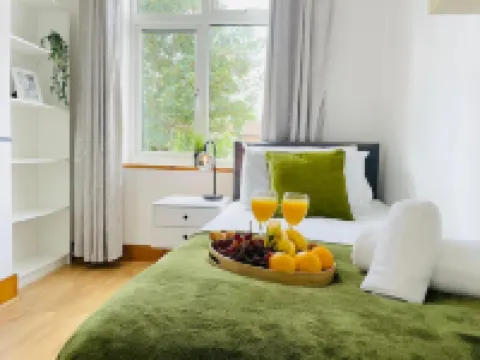 4-Bed House Sleeps 7 with Garden